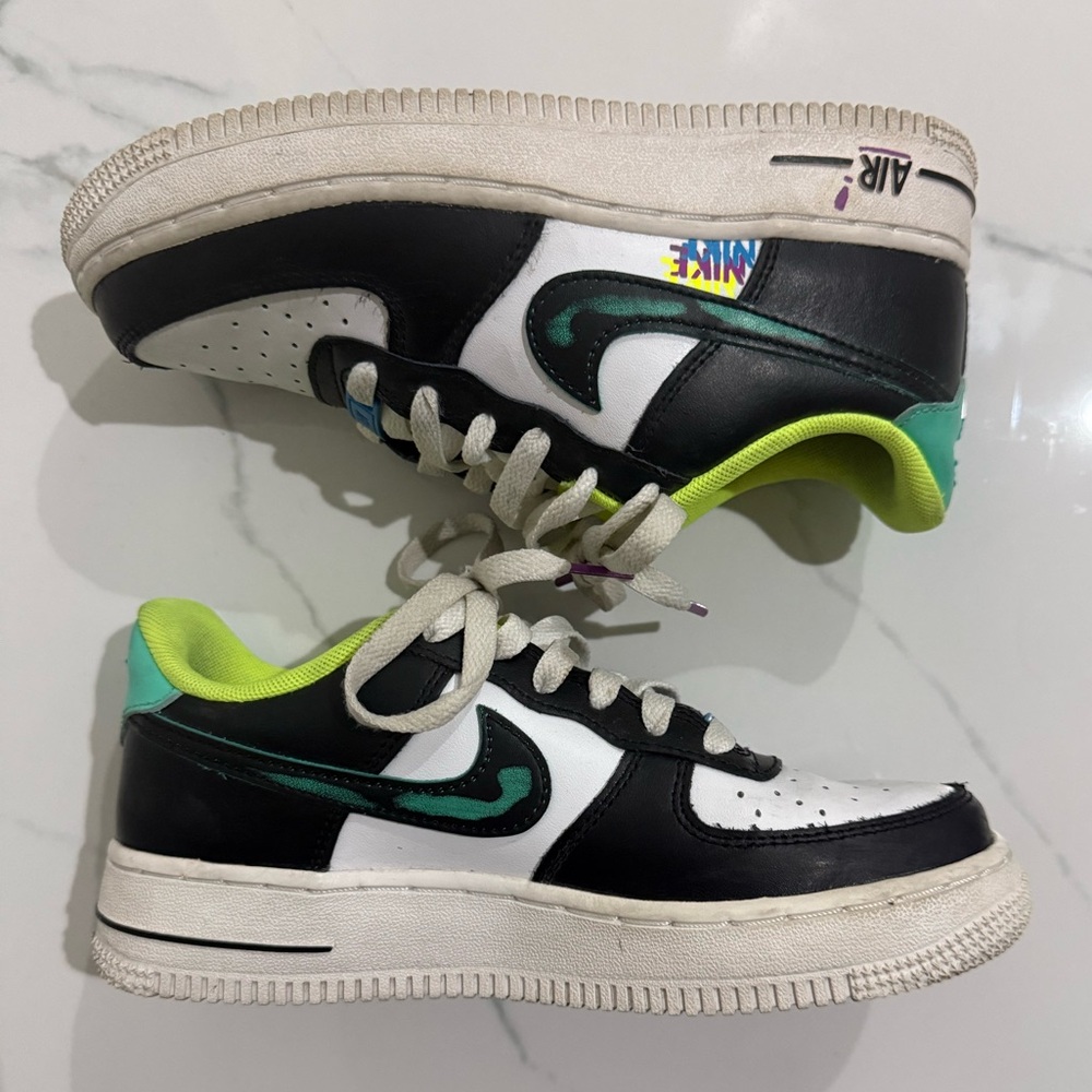 Nike Air Force 1 07 Sneakers. Youth Size 4.